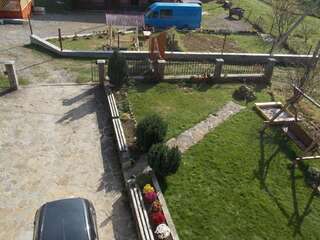 Гостевой дом Sadyba U Olgy Яремче Трехместный номер с балконом-5